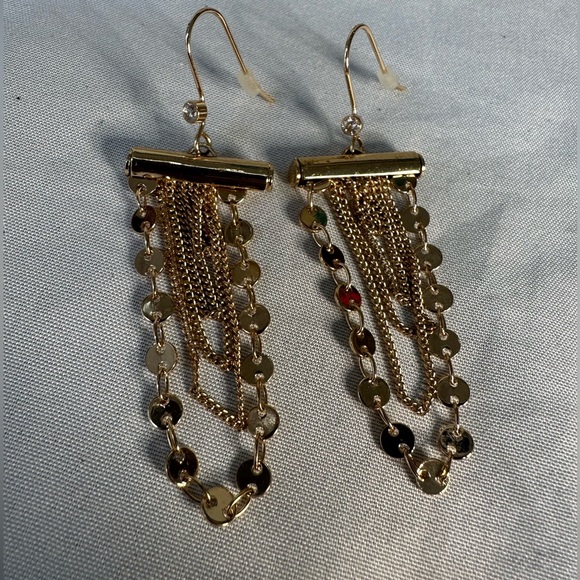 Two pair of feminine dainty style goldtone earrings - Picture 3 of 6